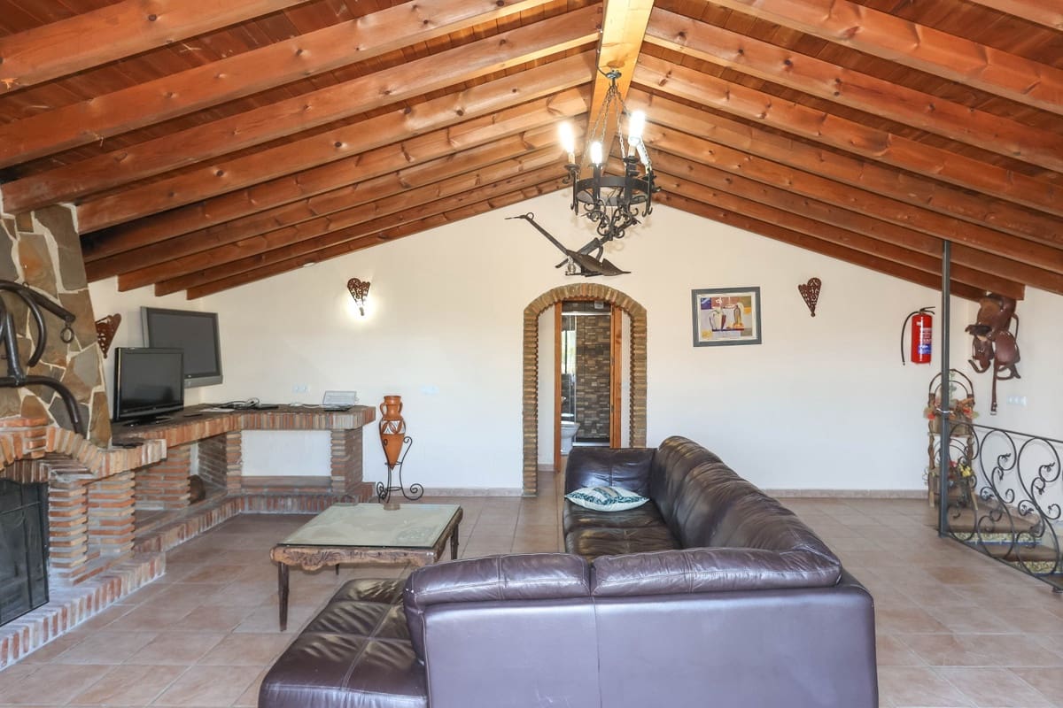 4 soveværelse Villa til salg i Guaro med swimmingpool - € 560.000 (Ref: 6682760)