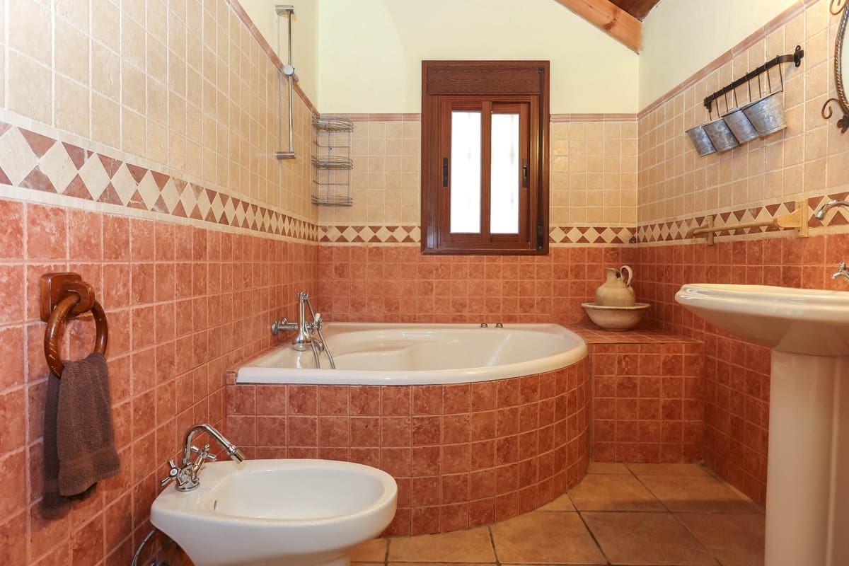 4 soveværelse Villa til salg i Guaro med swimmingpool - € 560.000 (Ref: 6682760)