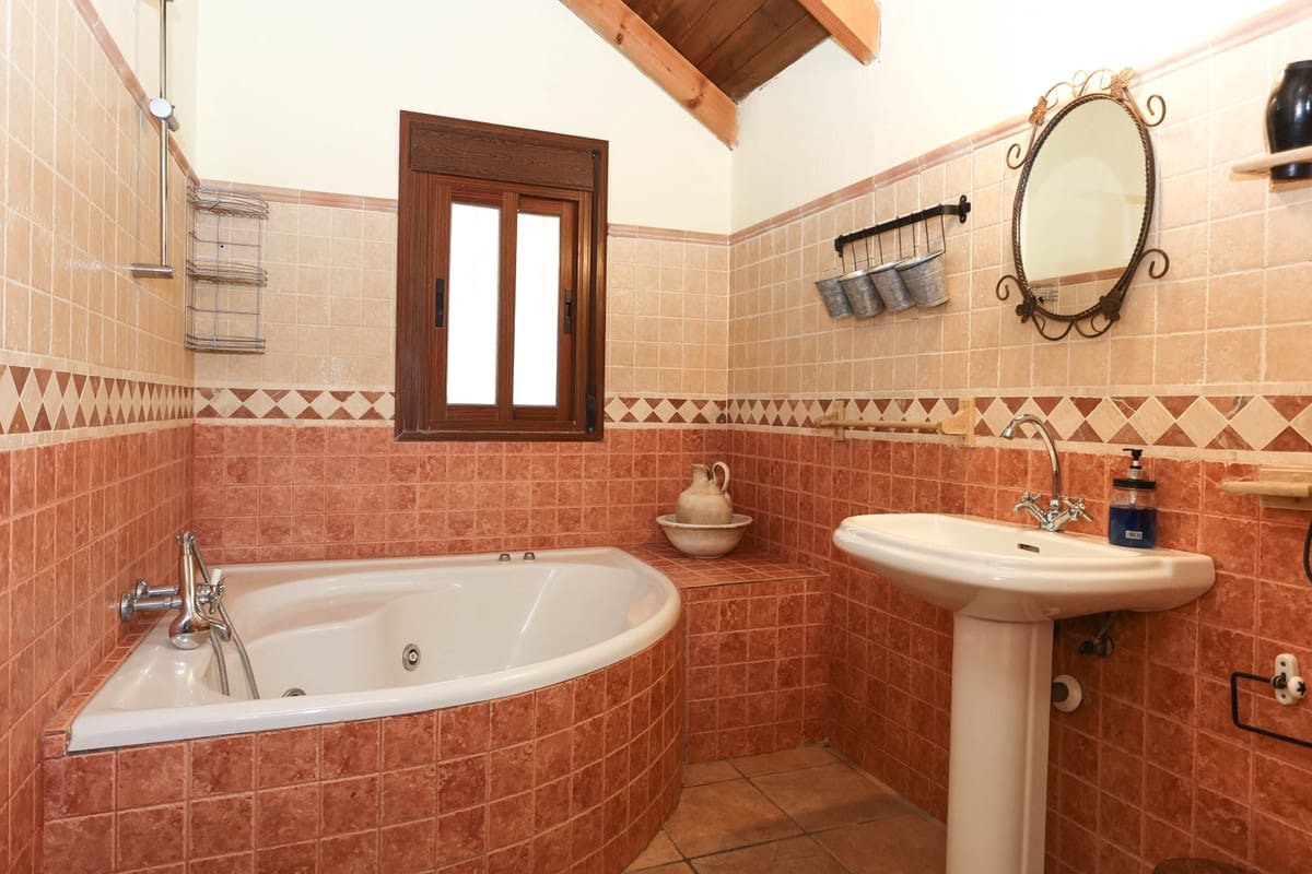 4 soveværelse Villa til salg i Guaro med swimmingpool - € 560.000 (Ref: 6682760)