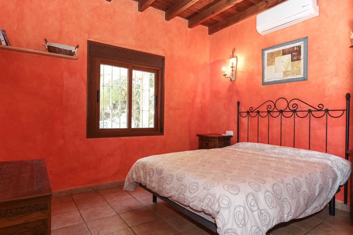 4 soveværelse Villa til salg i Guaro med swimmingpool - € 560.000 (Ref: 6682760)