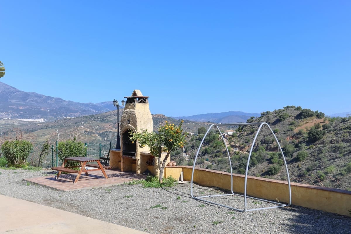 4 soveværelse Villa til salg i Guaro med swimmingpool - € 560.000 (Ref: 6682760)