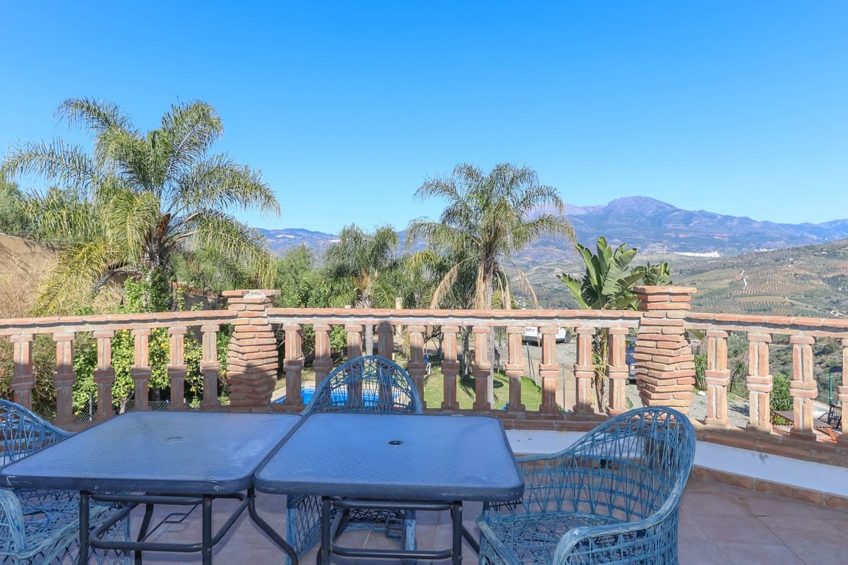 4 soveværelse Villa til salg i Guaro med swimmingpool - € 560.000 (Ref: 6682760)