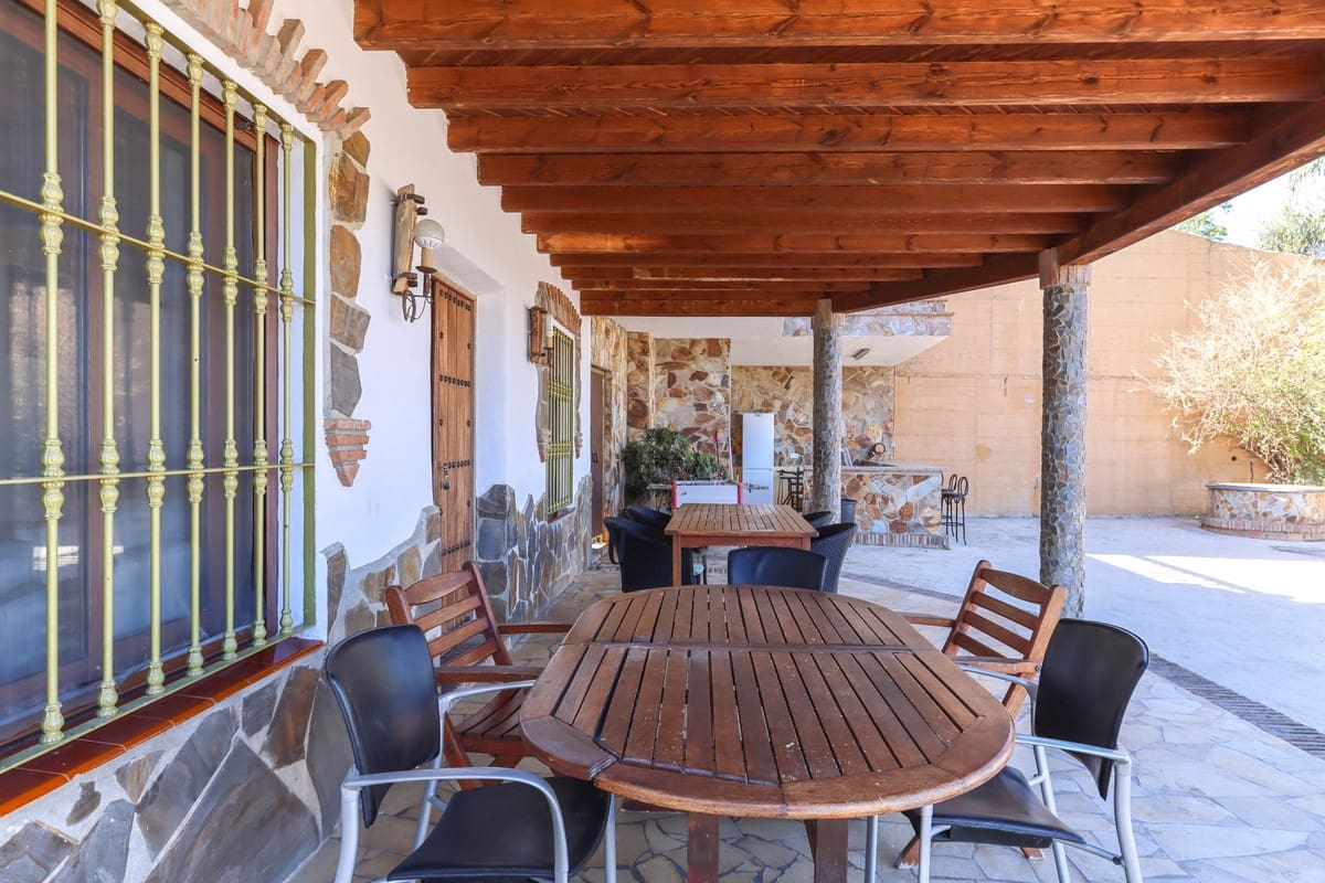 4 soveværelse Villa til salg i Guaro med swimmingpool - € 560.000 (Ref: 6682760)