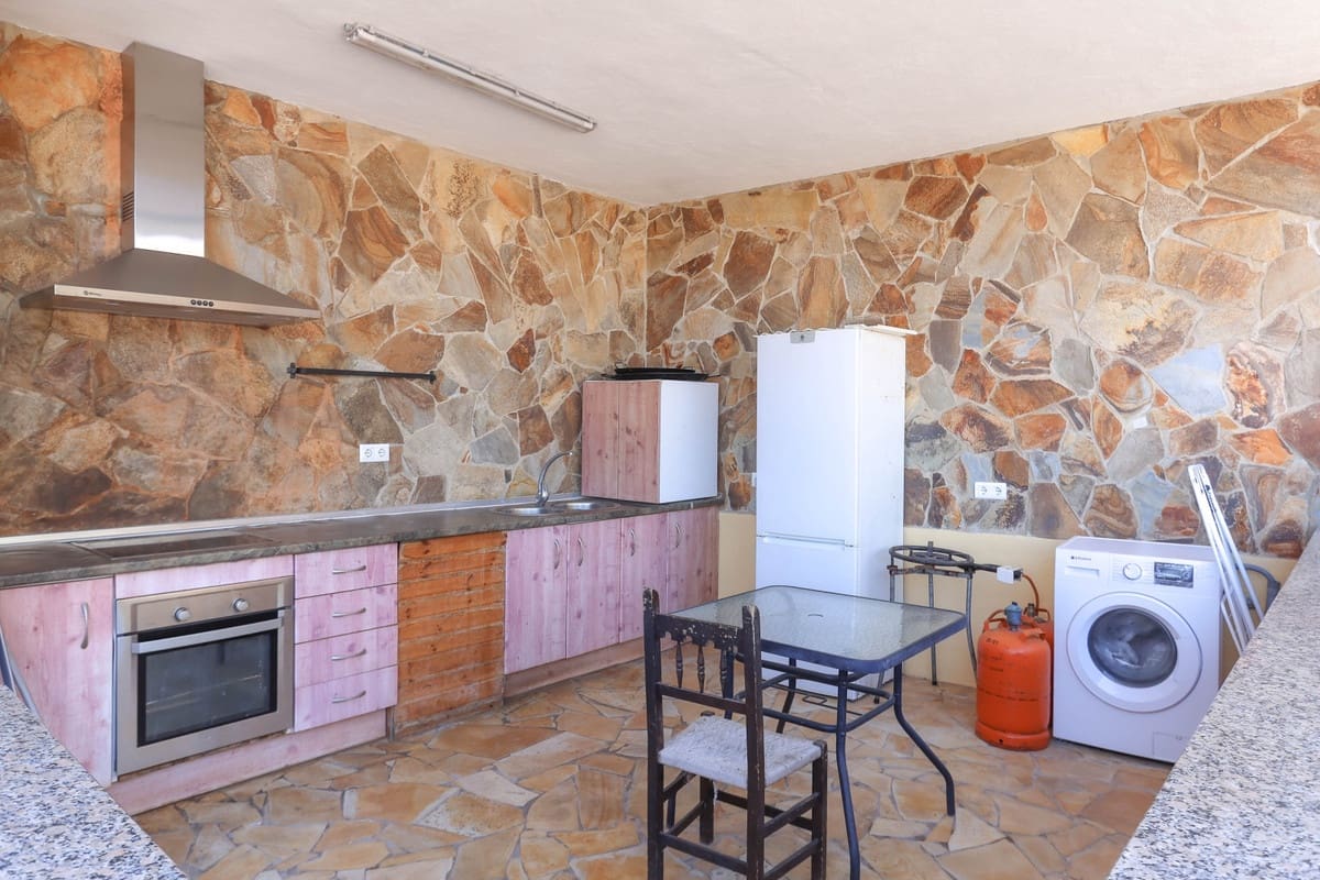 4 soveværelse Villa til salg i Guaro med swimmingpool - € 560.000 (Ref: 6682760)