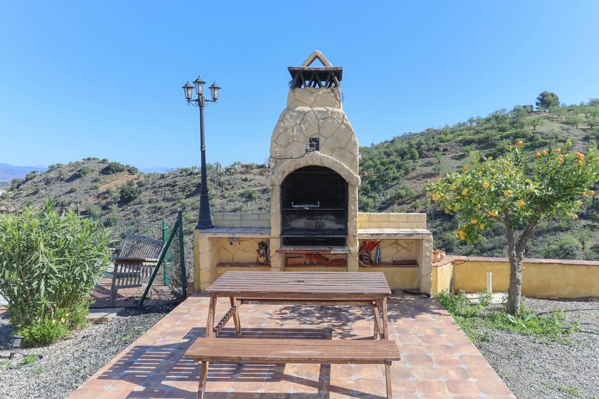 4 soveværelse Villa til salg i Guaro med swimmingpool - € 560.000 (Ref: 6682760)