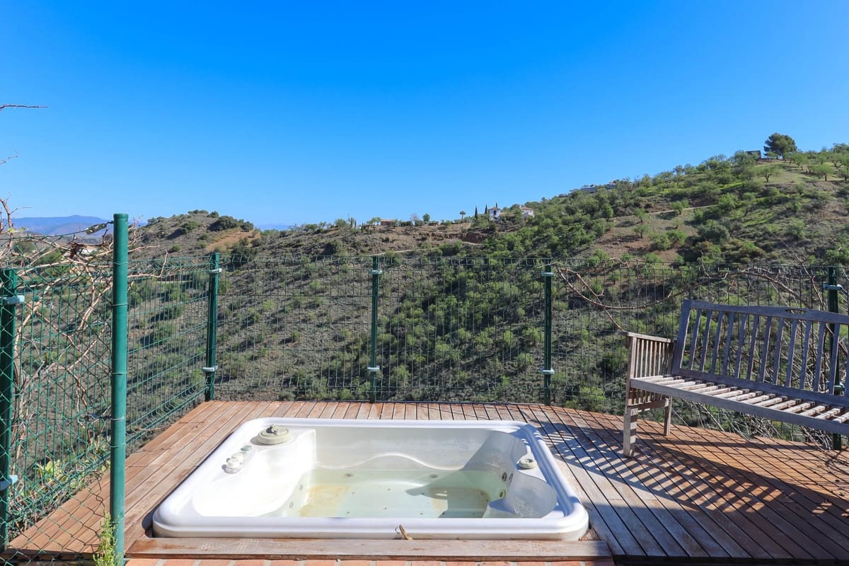 4 soveværelse Villa til salg i Guaro med swimmingpool - € 560.000 (Ref: 6682760)