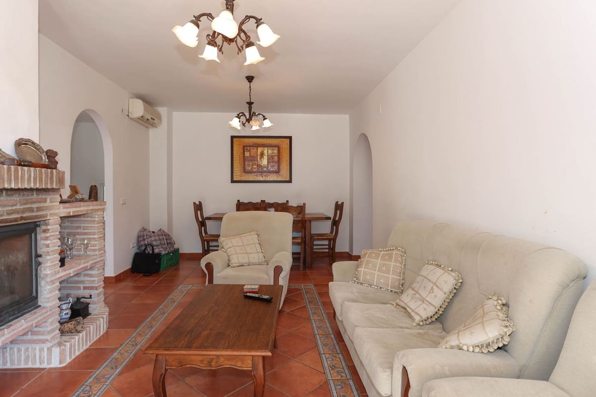 3 soveværelse Villa til salg i Guaro med swimmingpool garage - € 540.000 (Ref: 7033063)