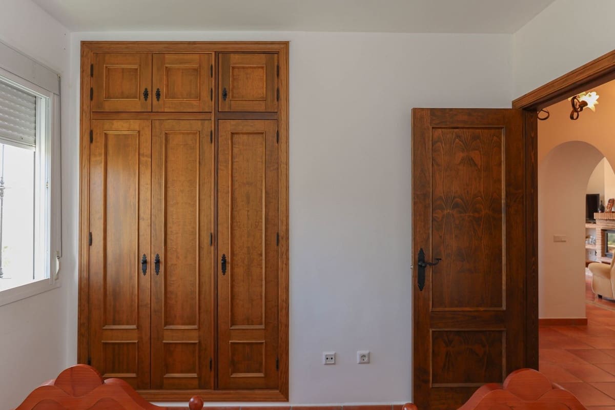 3 soveværelse Villa til salg i Guaro med swimmingpool garage - € 540.000 (Ref: 7033063)