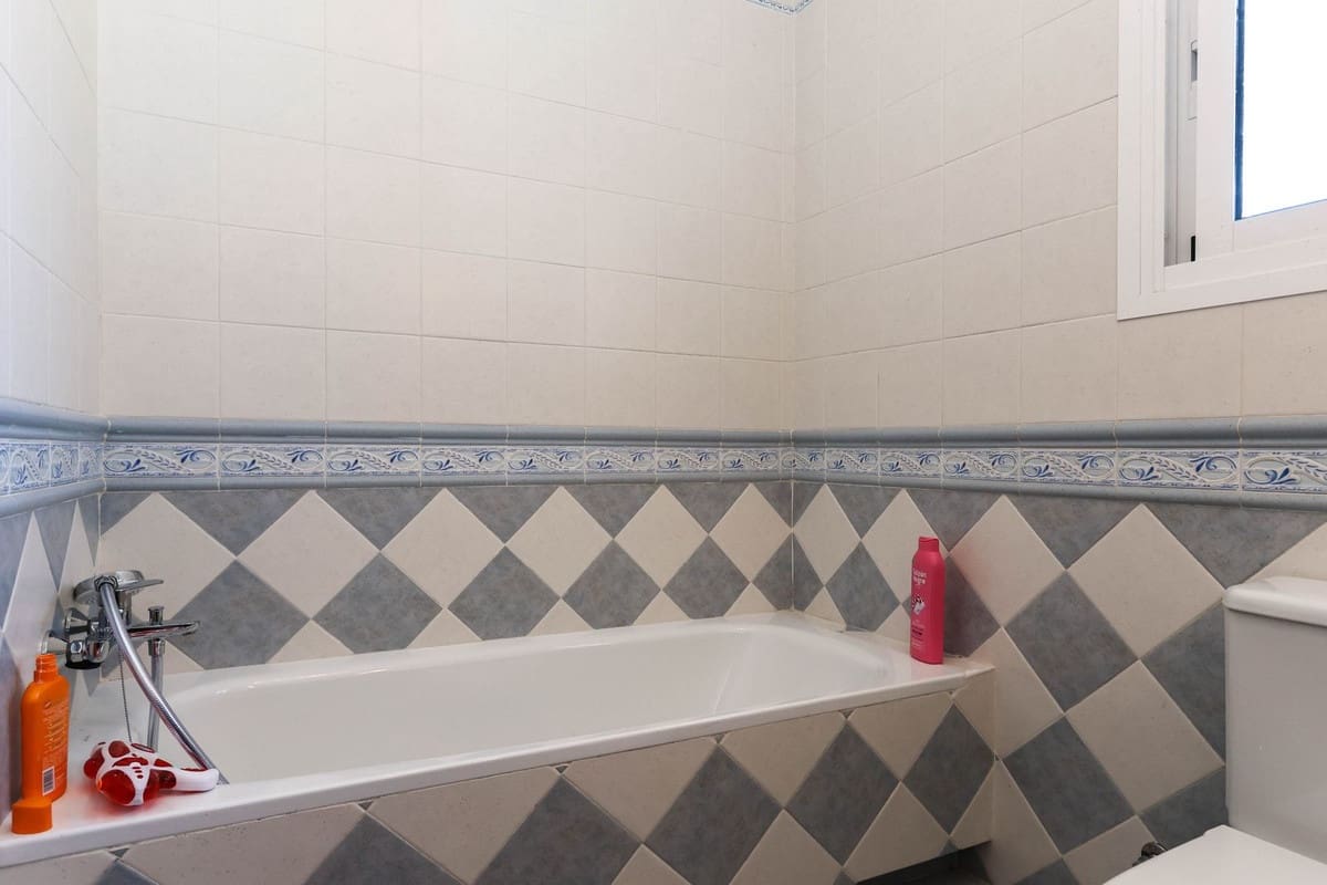 3 soveværelse Villa til salg i Guaro med swimmingpool garage - € 540.000 (Ref: 7033063)