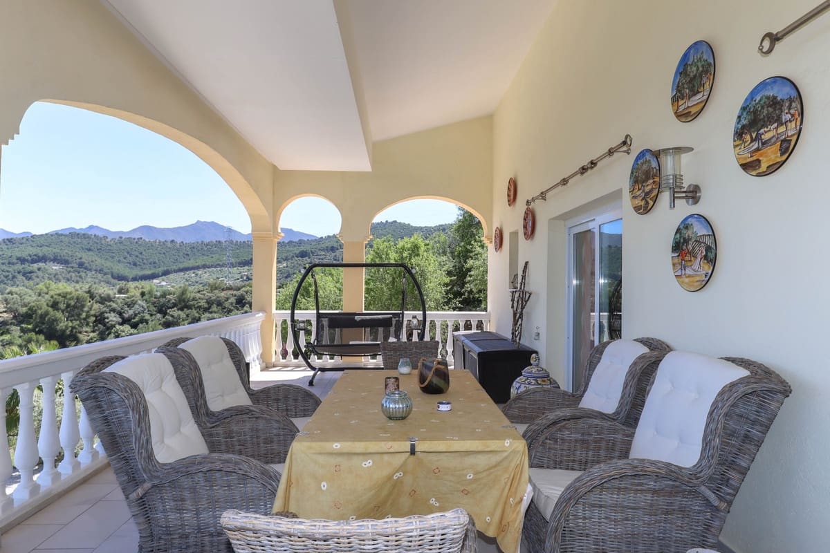 4 soverom Villa til salgs i Monda med svømmebasseng garasje - € 550 000 (Ref: 8220814)