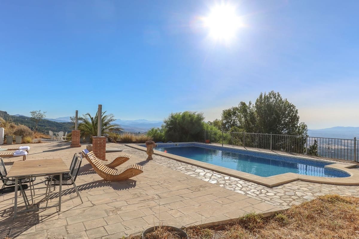 4 bedroom Villa for sale in Alozaina with garage - € 575,000 (Ref: 8447032)