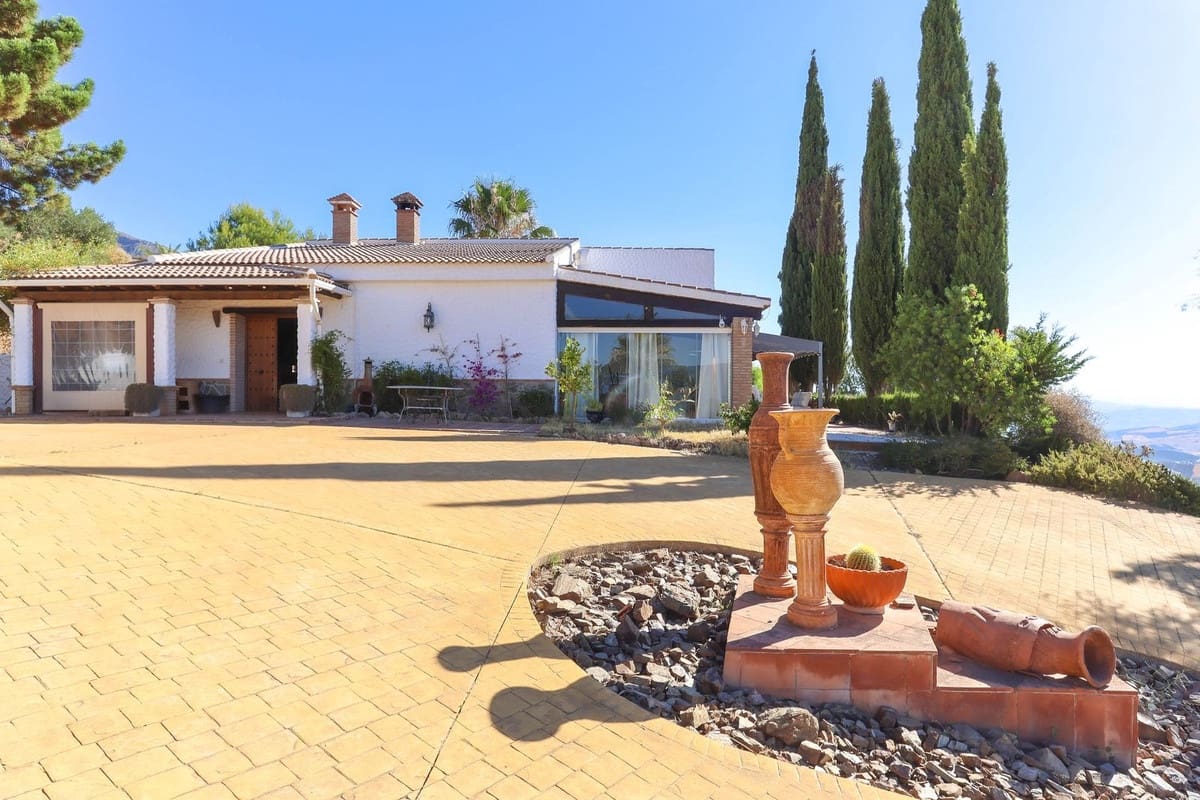 4 bedroom Villa for sale in Alozaina with garage - € 575,000 (Ref: 8447032)