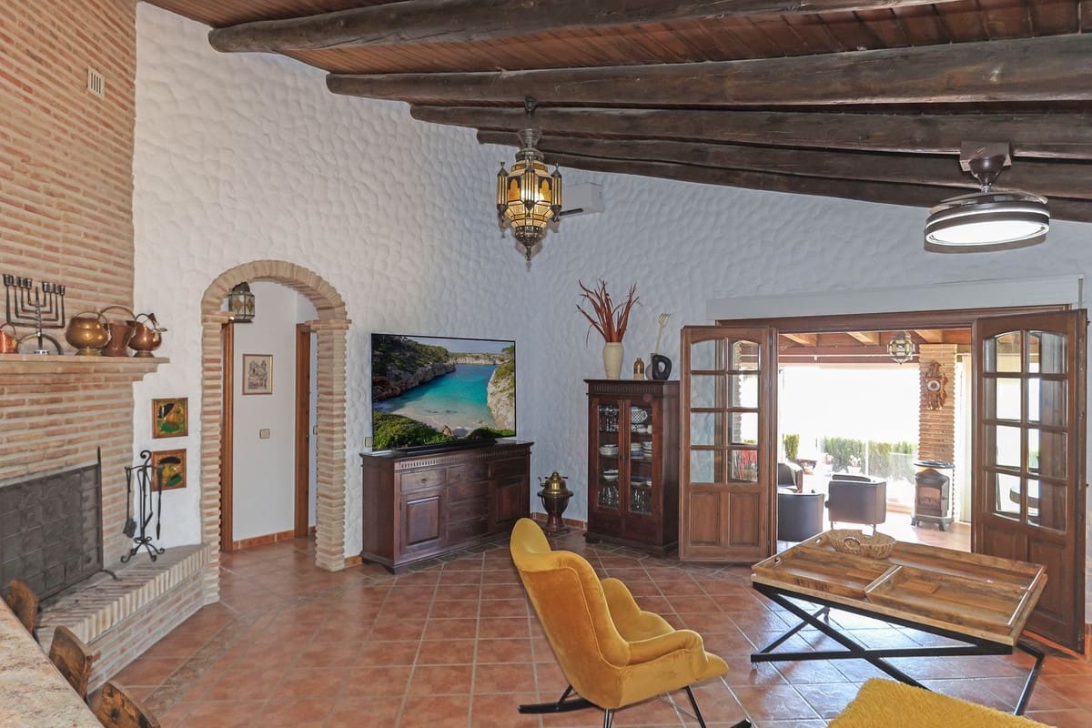 4 bedroom Villa for sale in Alozaina with garage - € 575,000 (Ref: 8447032)