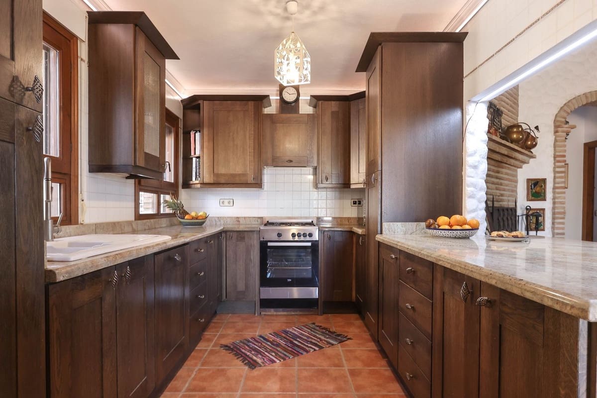 4 bedroom Villa for sale in Alozaina with garage - € 575,000 (Ref: 8447032)