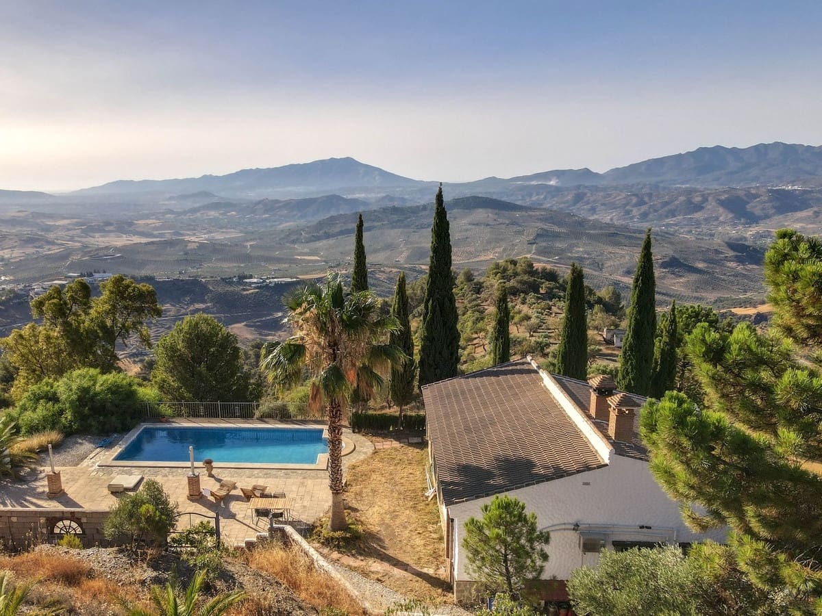 4 bedroom Villa for sale in Alozaina with garage - € 575,000 (Ref: 8447032)