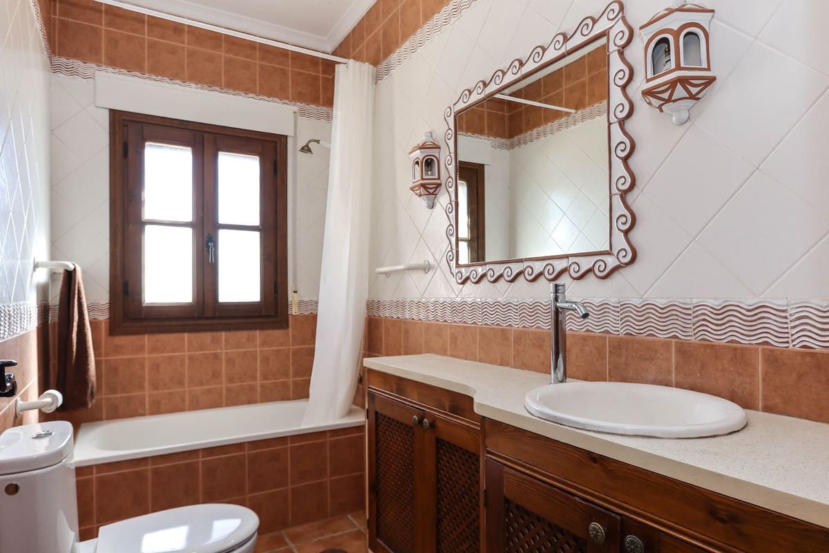 4 bedroom Villa for sale in Alozaina with garage - € 575,000 (Ref: 8447032)