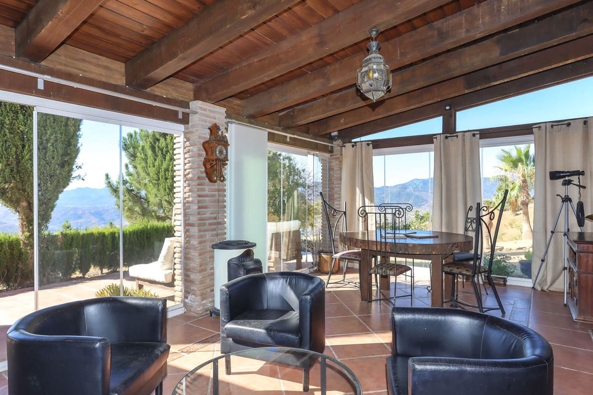 4 bedroom Villa for sale in Alozaina with garage - € 575,000 (Ref: 8447032)