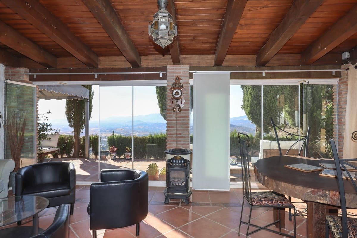 4 bedroom Villa for sale in Alozaina with garage - € 575,000 (Ref: 8447032)