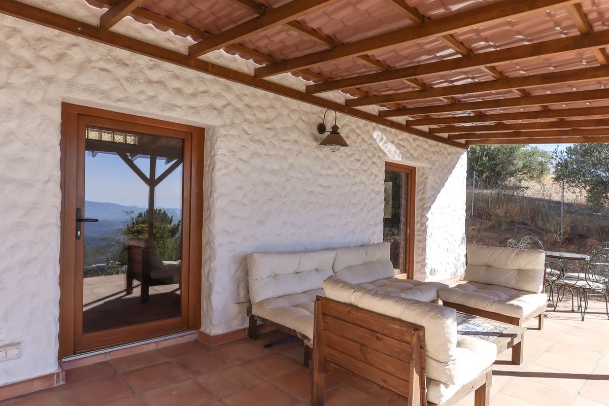 4 bedroom Villa for sale in Alozaina with garage - € 575,000 (Ref: 8447032)