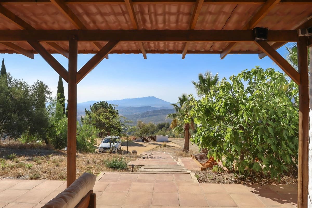 4 bedroom Villa for sale in Alozaina with garage - € 575,000 (Ref: 8447032)