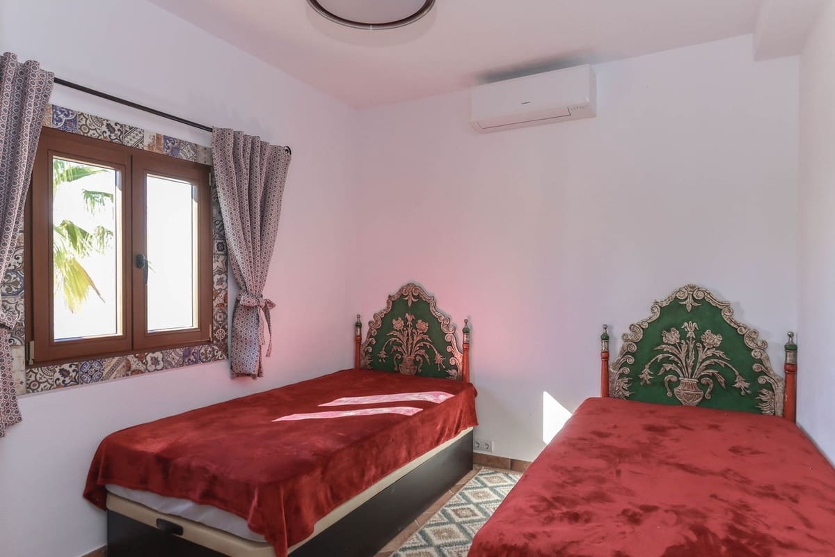 4 bedroom Villa for sale in Alozaina with garage - € 575,000 (Ref: 8447032)