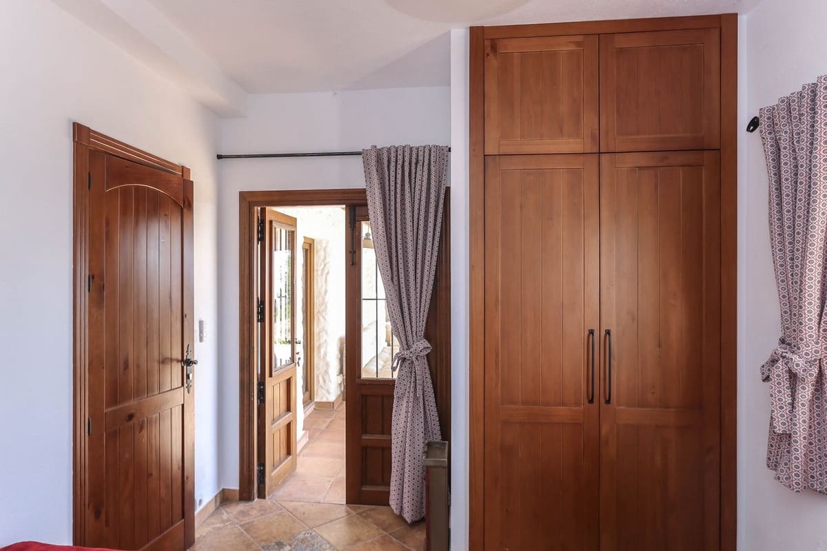 4 bedroom Villa for sale in Alozaina with garage - € 575,000 (Ref: 8447032)