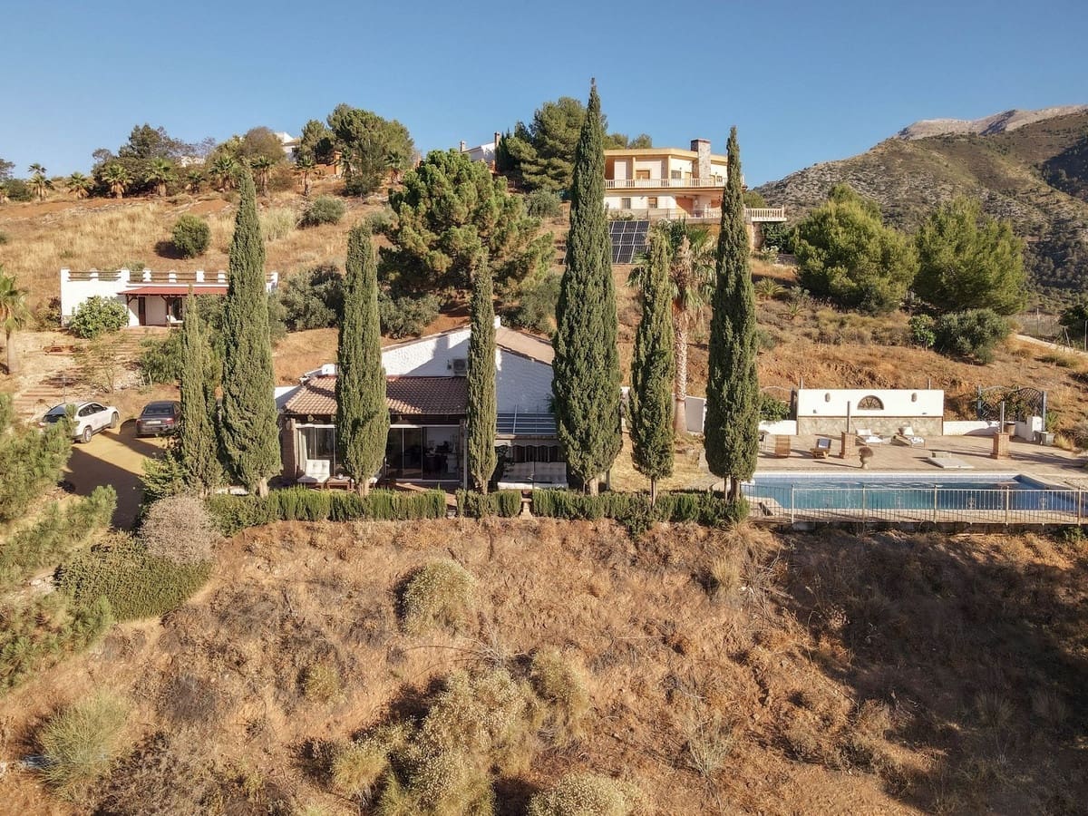 4 bedroom Villa for sale in Alozaina with garage - € 575,000 (Ref: 8447032)