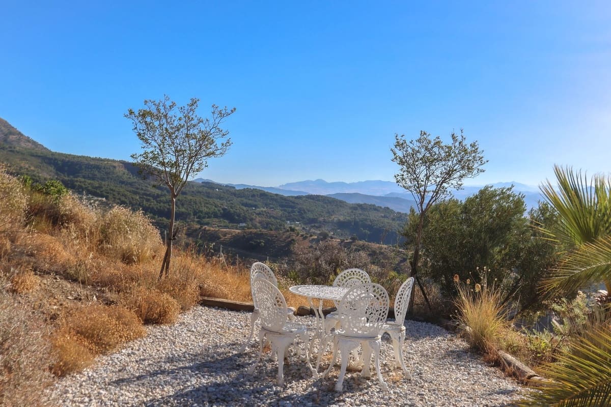 4 bedroom Villa for sale in Alozaina with garage - € 575,000 (Ref: 8447032)