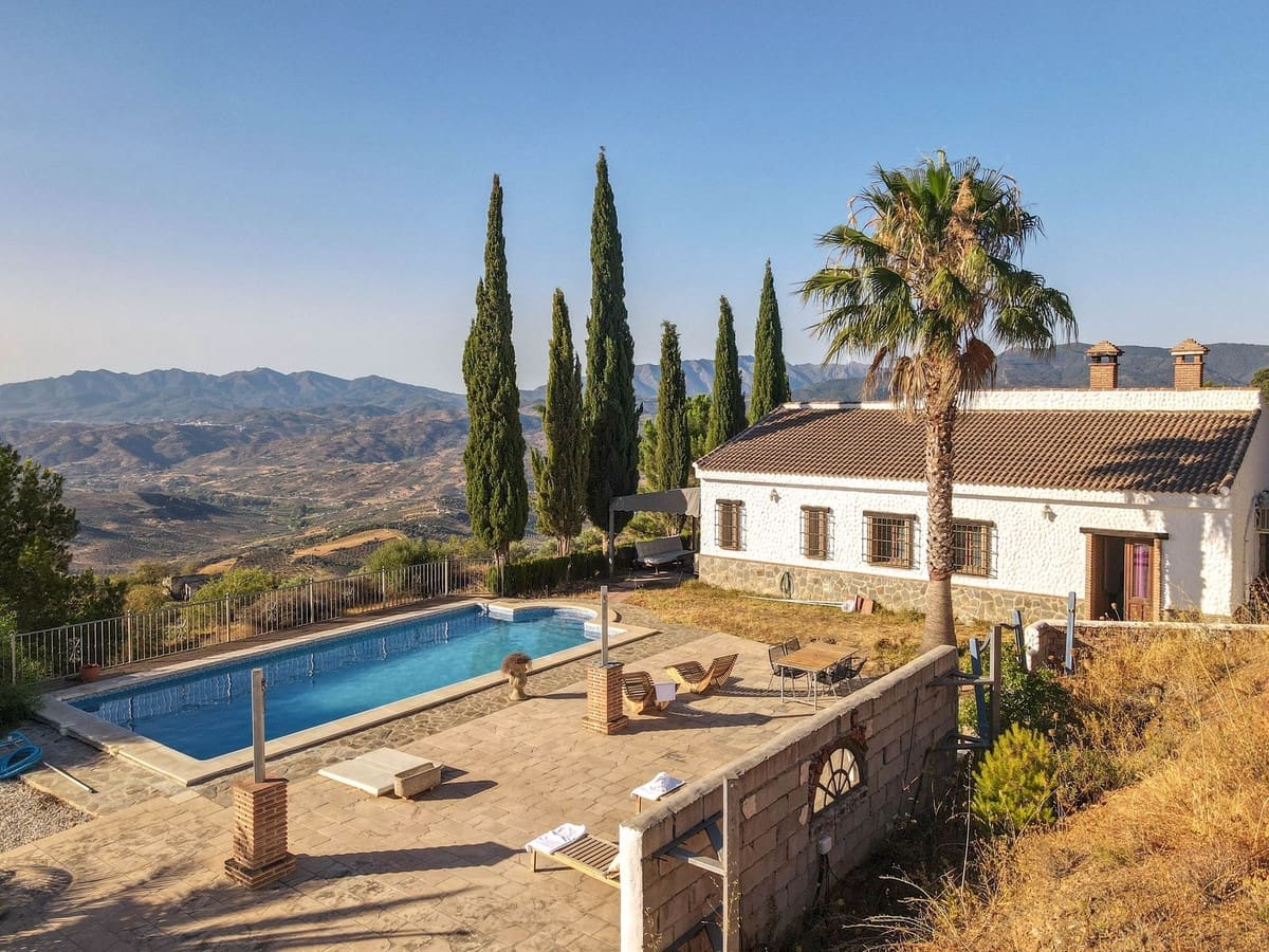 4 bedroom Villa for sale in Alozaina with garage - € 575,000 (Ref: 8447032)