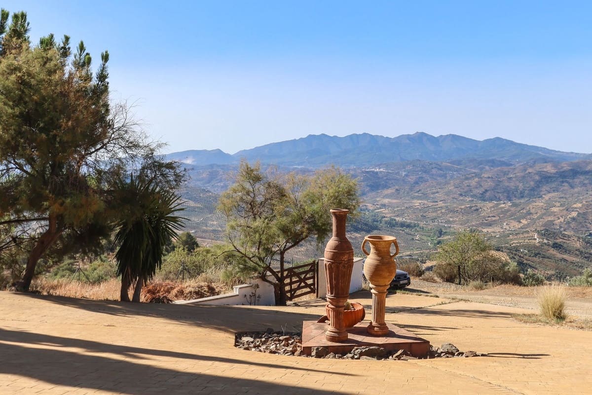 4 bedroom Villa for sale in Alozaina with garage - € 575,000 (Ref: 8447032)