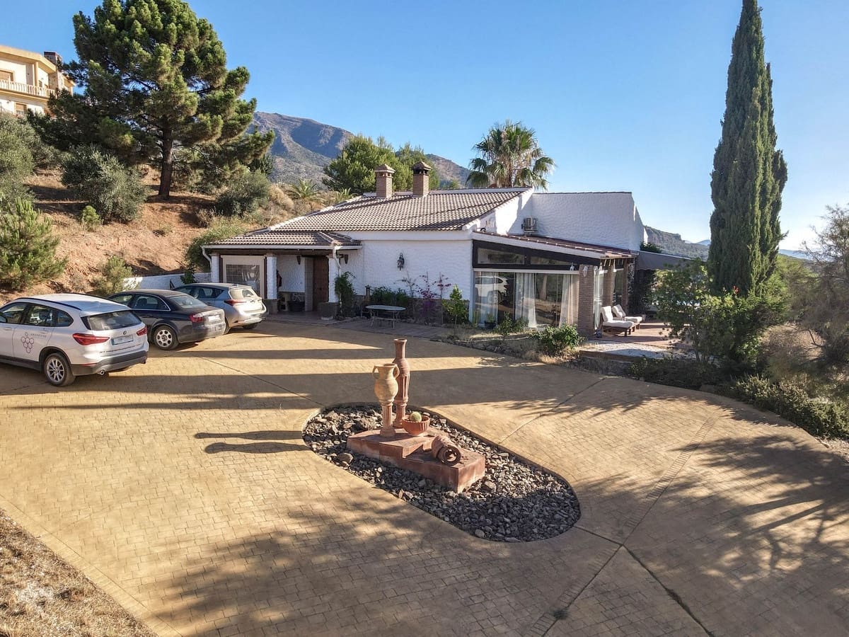 4 bedroom Villa for sale in Alozaina with garage - € 575,000 (Ref: 8447032)