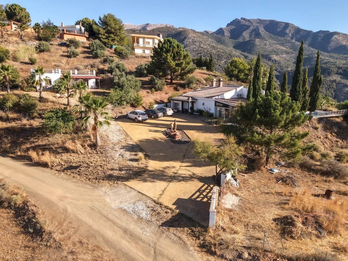 4 bedroom Villa for sale in Alozaina with garage - € 575,000 (Ref: 8447032)