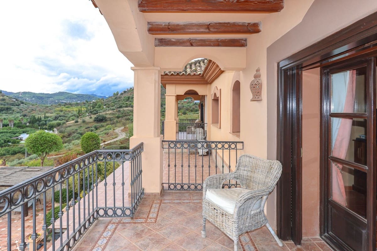 5 soveværelse Villa til salg i Monda med swimmingpool garage - € 899.000 (Ref: 8595659)