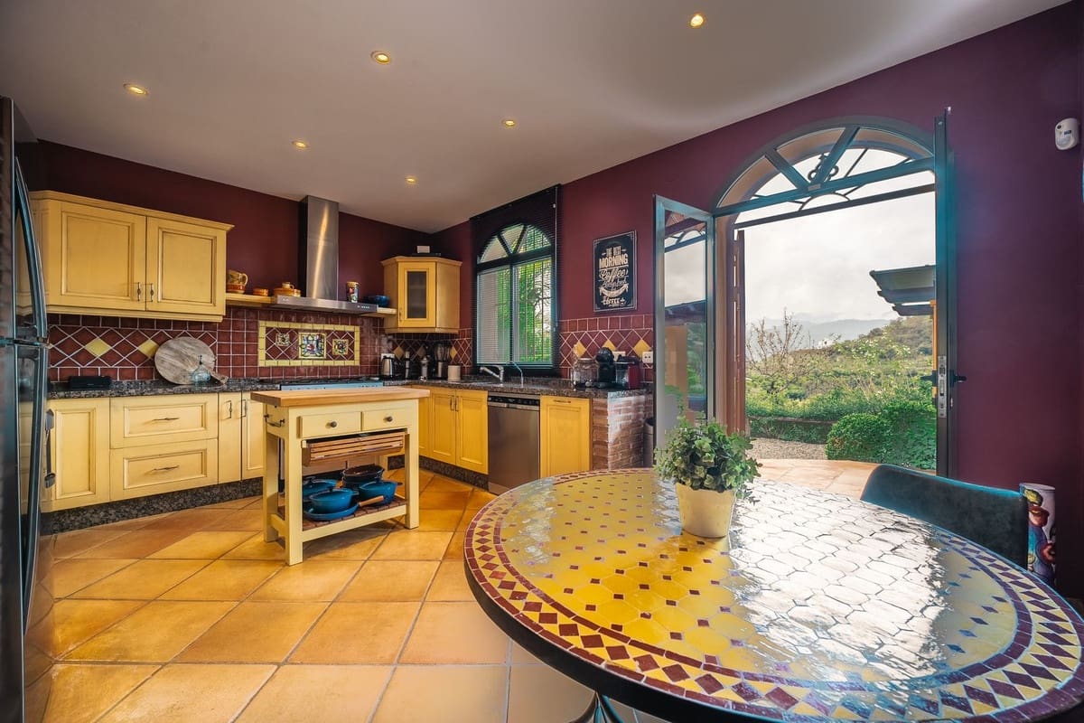 4 soveværelse Villa til salg i Monda med swimmingpool garage - € 945.000 (Ref: 8671472)