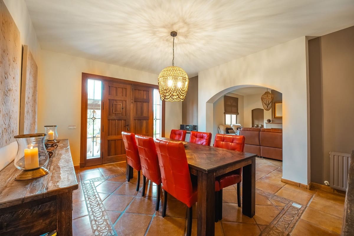 4 soveværelse Villa til salg i Monda med swimmingpool garage - € 945.000 (Ref: 8671472)