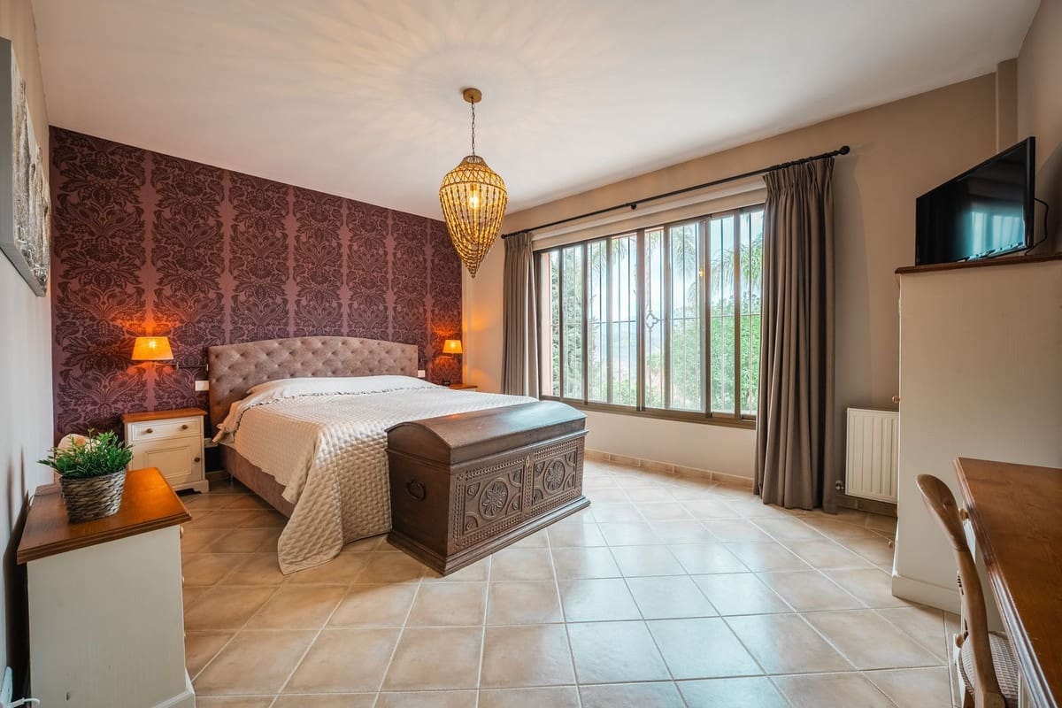 4 soveværelse Villa til salg i Monda med swimmingpool garage - € 945.000 (Ref: 8671472)