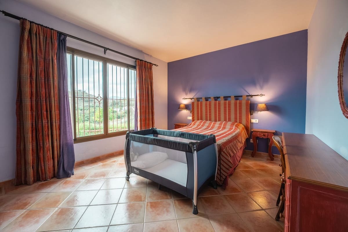 4 soveværelse Villa til salg i Monda med swimmingpool garage - € 945.000 (Ref: 8671472)