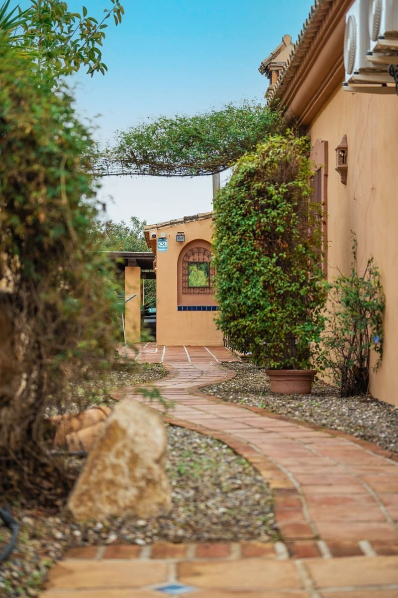 4 soveværelse Villa til salg i Monda med swimmingpool garage - € 945.000 (Ref: 8671472)