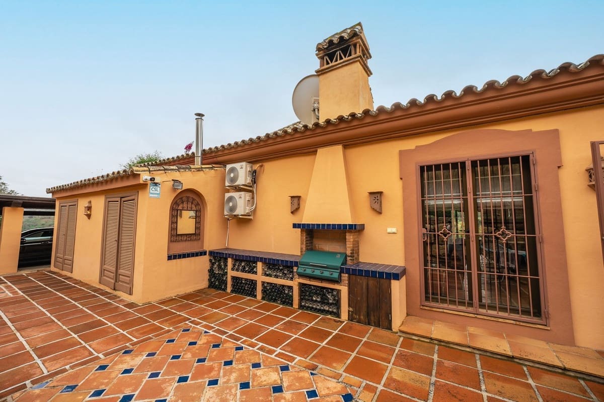 4 soveværelse Villa til salg i Monda med swimmingpool garage - € 945.000 (Ref: 8671472)