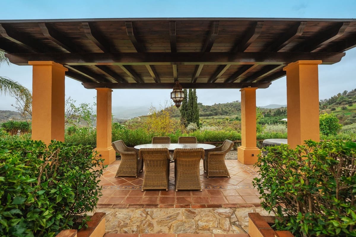 4 soveværelse Villa til salg i Monda med swimmingpool garage - € 945.000 (Ref: 8671472)