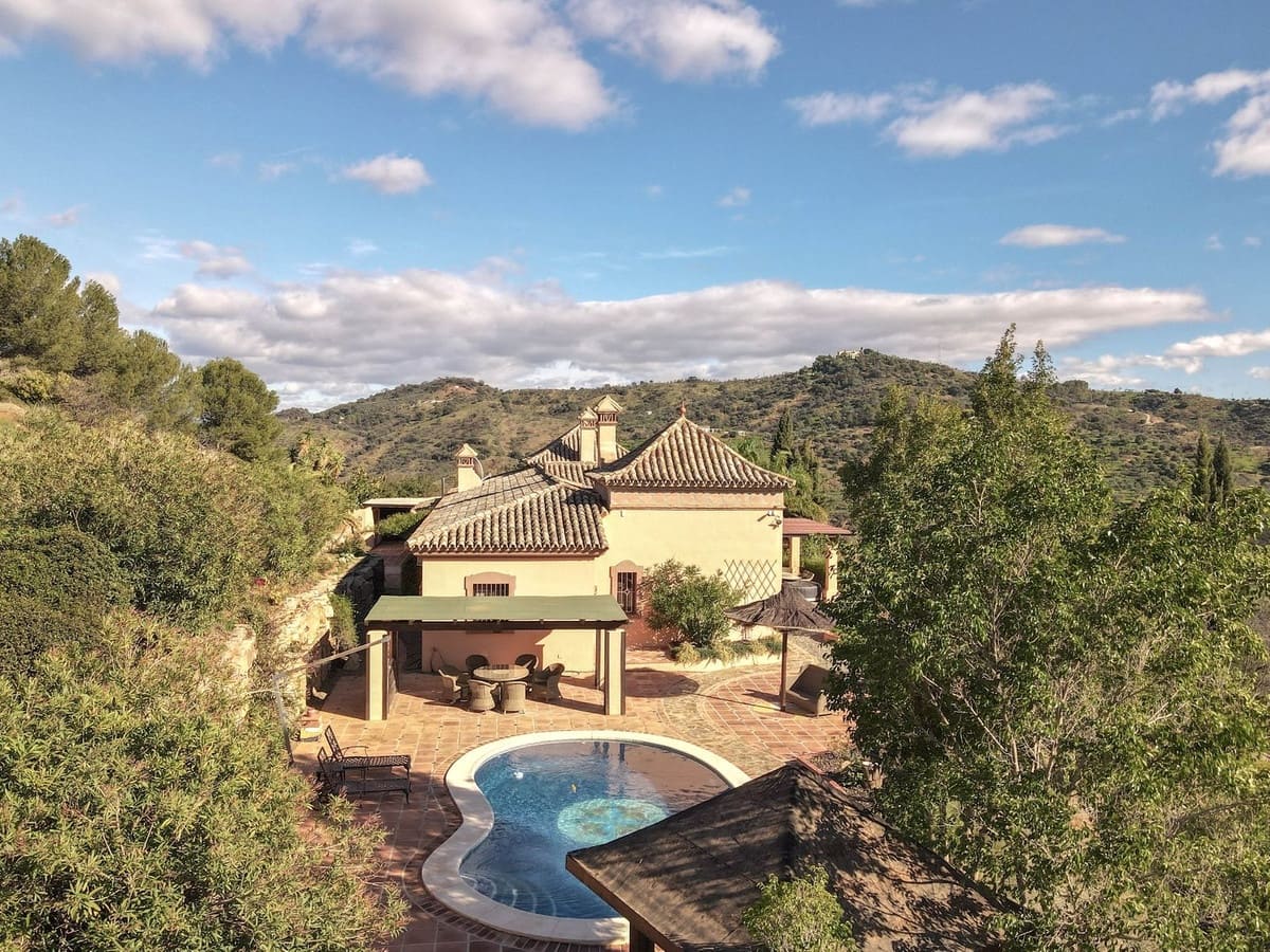 4 soveværelse Villa til salg i Monda med swimmingpool garage - € 945.000 (Ref: 8671472)