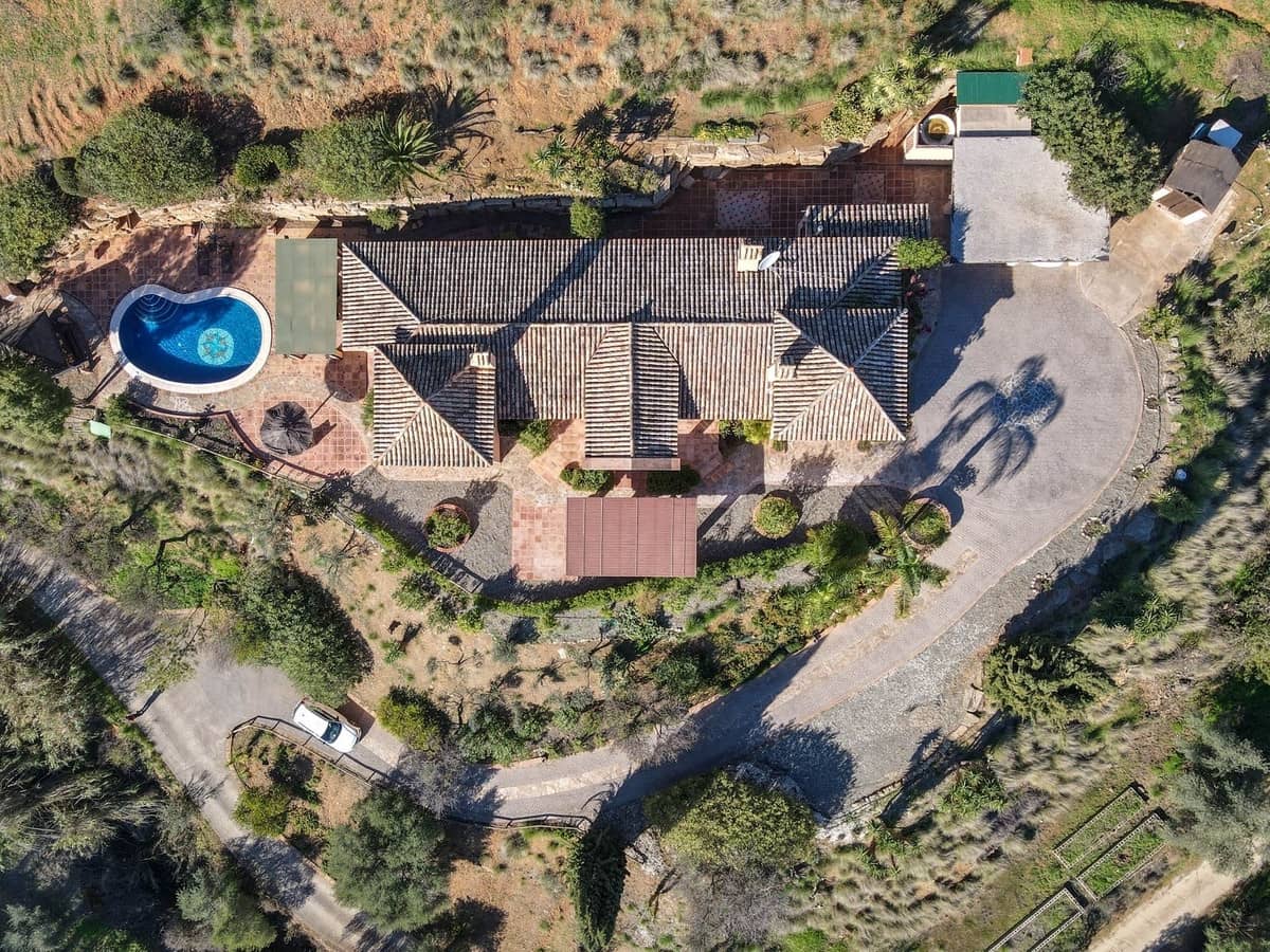 4 soveværelse Villa til salg i Monda med swimmingpool garage - € 945.000 (Ref: 8671472)