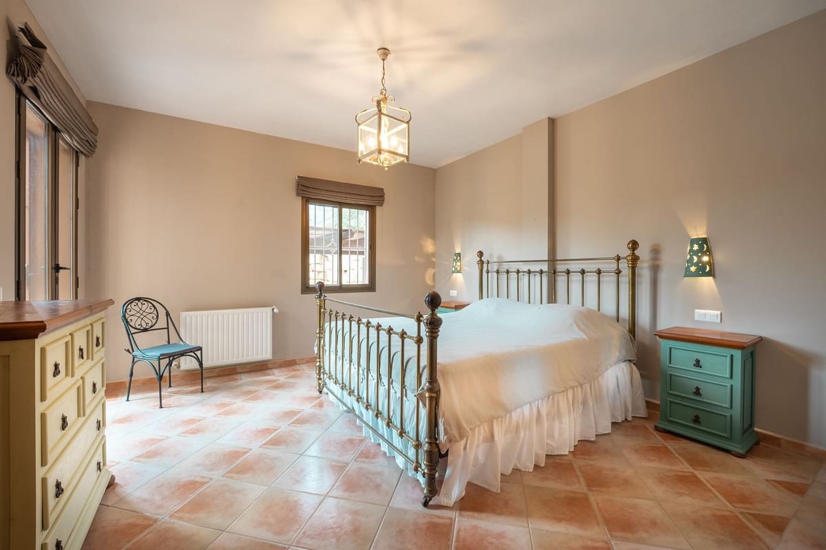 4 soveværelse Villa til salg i Monda med swimmingpool garage - € 895.000 (Ref: 8671472)