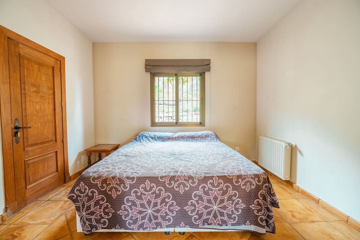 4 soveværelse Villa til salg i Monda med swimmingpool garage - € 895.000 (Ref: 8671472)