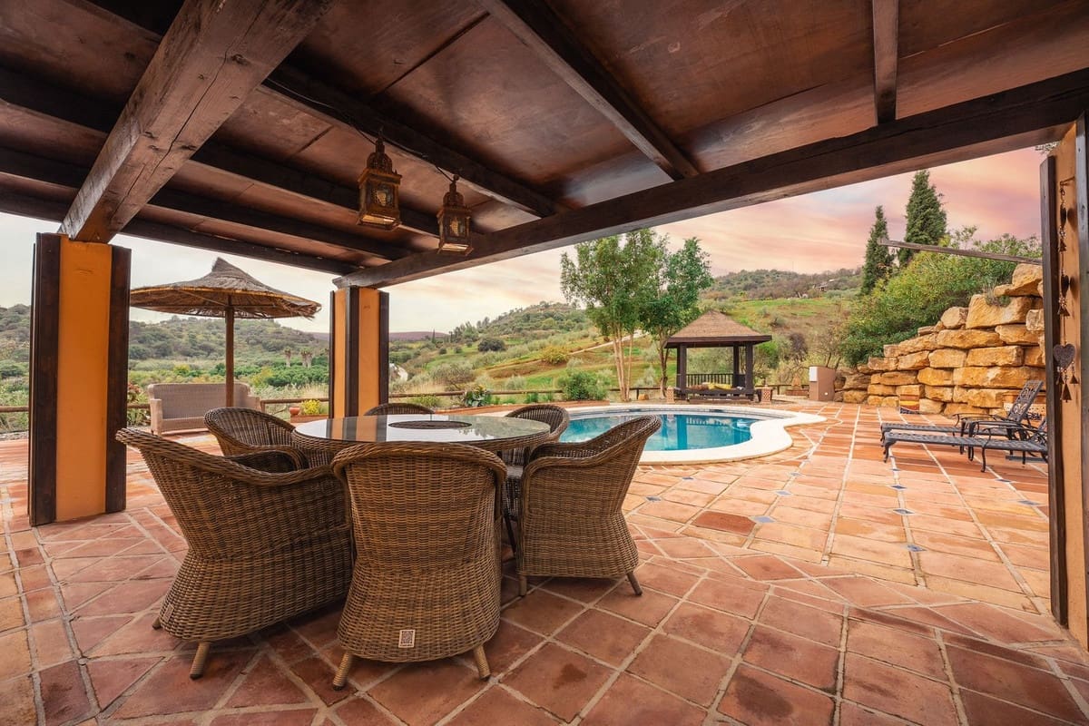 4 soveværelse Villa til salg i Monda med swimmingpool garage - € 895.000 (Ref: 8671472)