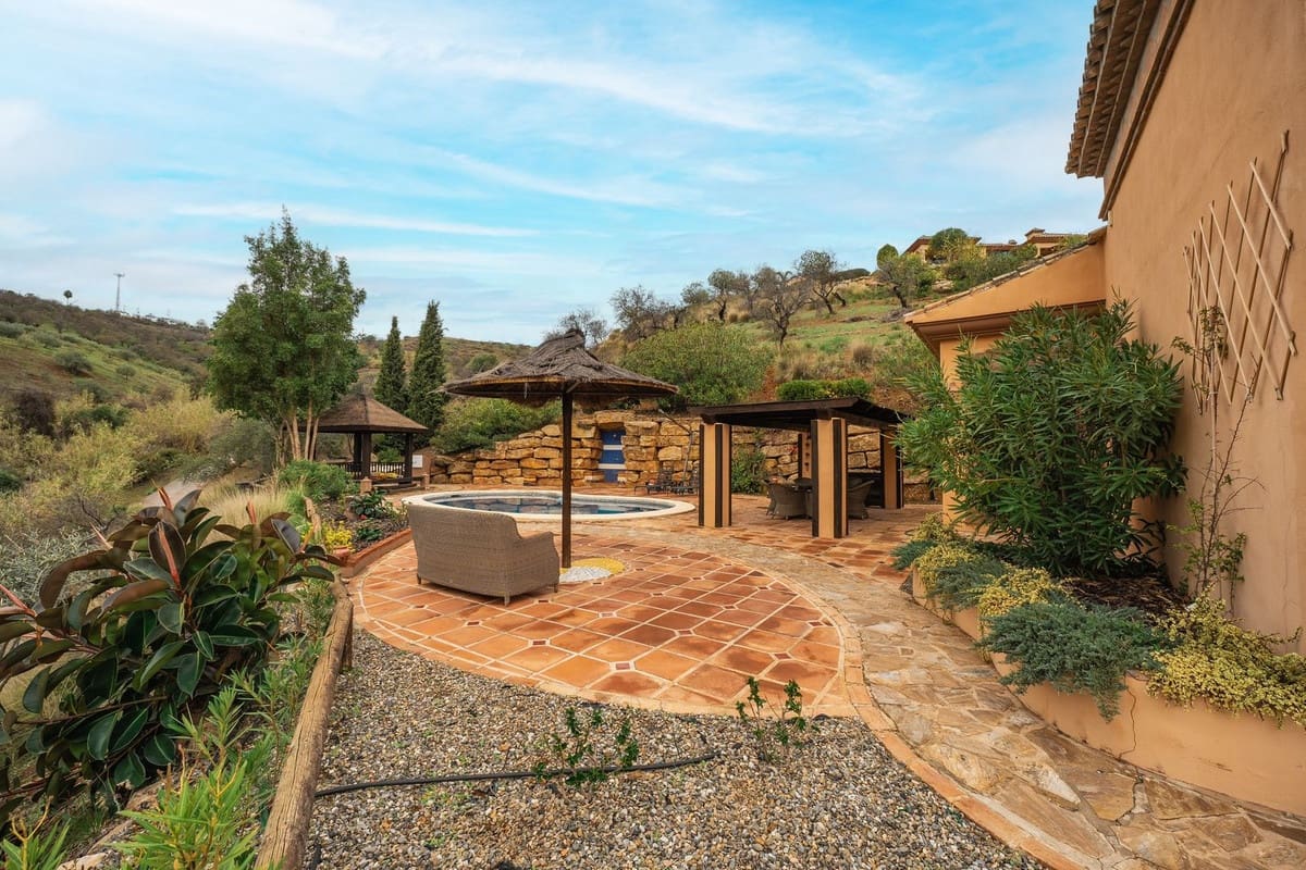 4 soveværelse Villa til salg i Monda med swimmingpool garage - € 895.000 (Ref: 8671472)