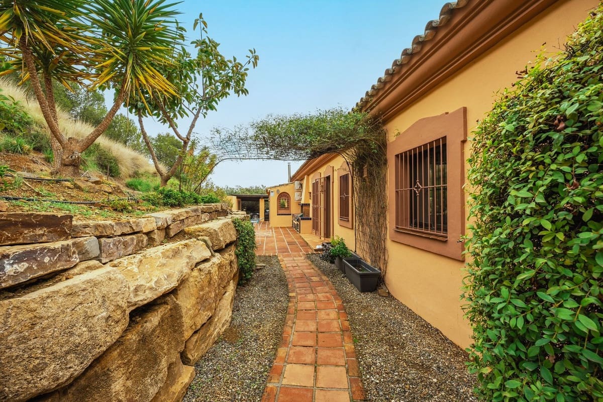 4 soveværelse Villa til salg i Monda med swimmingpool garage - € 895.000 (Ref: 8671472)