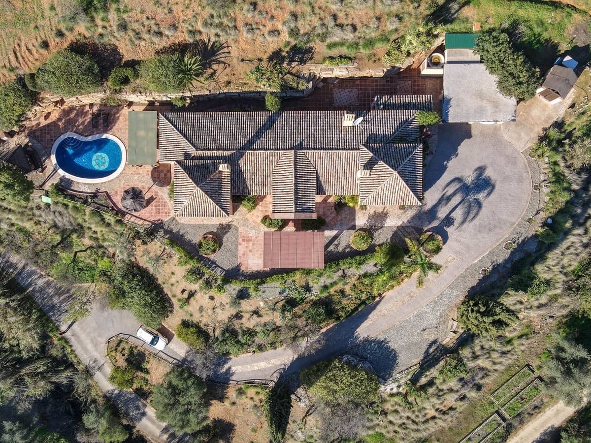 4 soveværelse Villa til salg i Monda med swimmingpool garage - € 895.000 (Ref: 8671472)