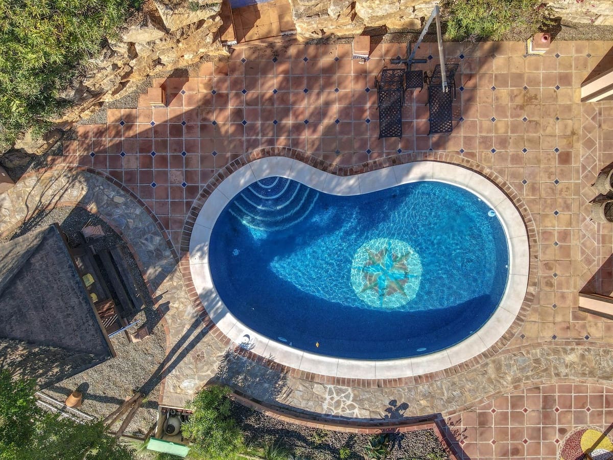 4 soveværelse Villa til salg i Monda med swimmingpool garage - € 895.000 (Ref: 8671472)