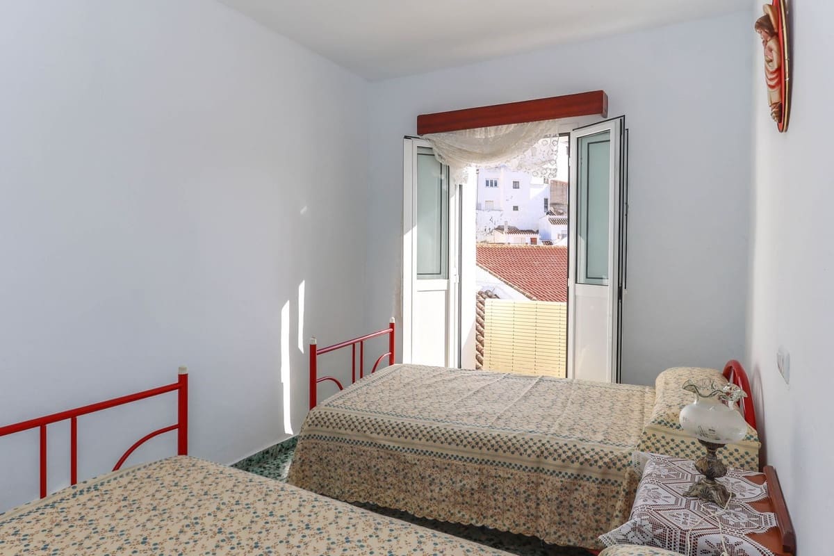 4 slaapkamer Huis te koop in Yunquera - € 110.000 (Ref: 8689911)